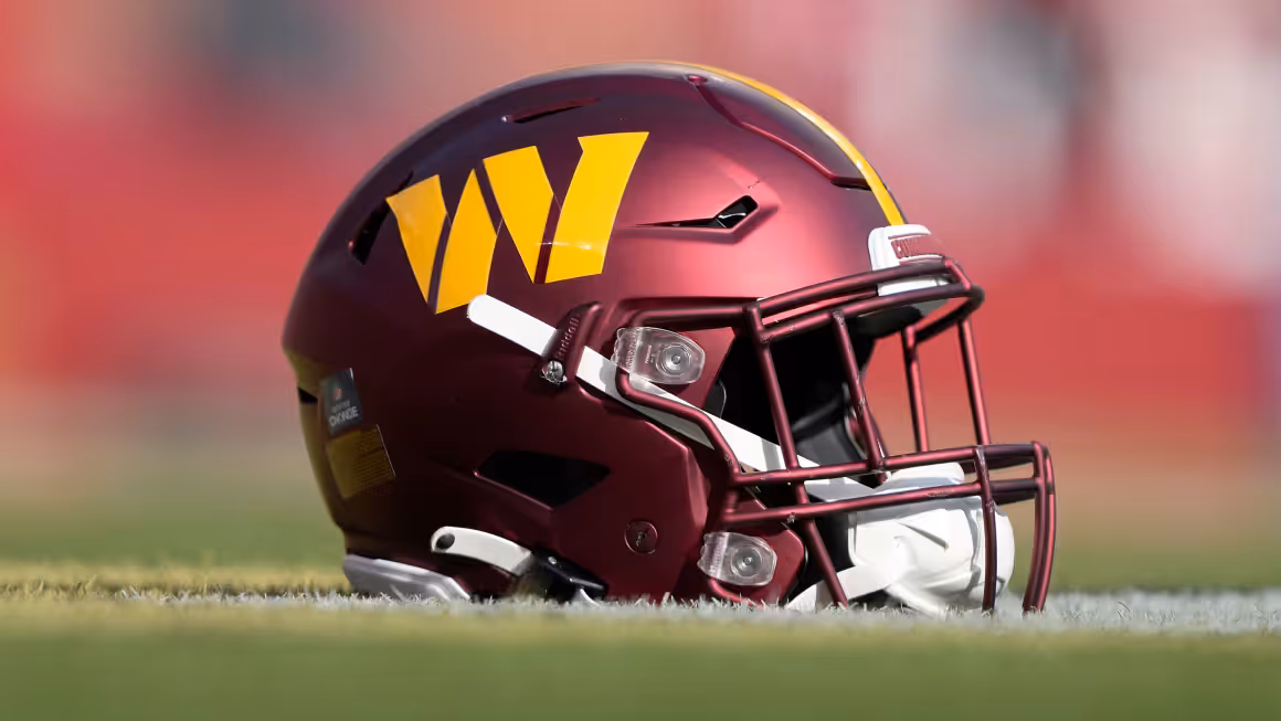 Capacete do Washington Commanders no gramado antes da partida contra o San Francisco 49ers no Levi's Stadium. Crédito: Thearon W. Henderson/Getty Images