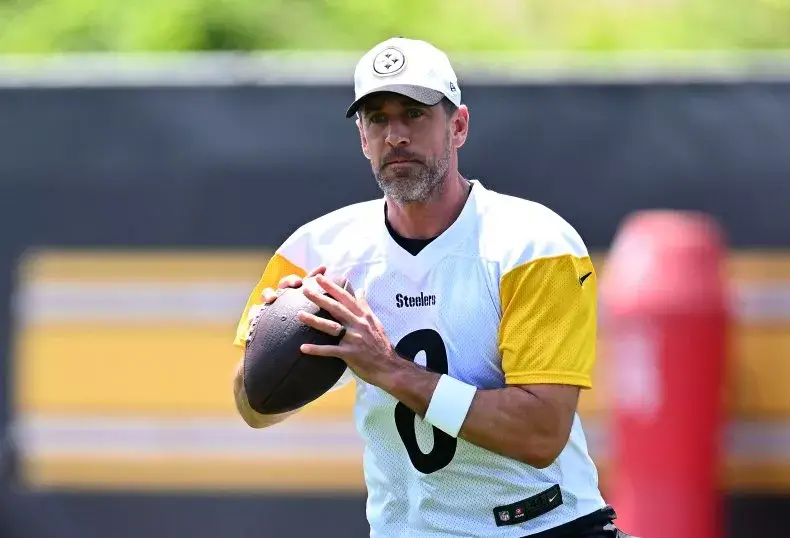 Aaron Rodgers observa o campo durante o minicamp dos Steelers, em junho de 2025. Crédito: Joe Sargent/Getty Images.