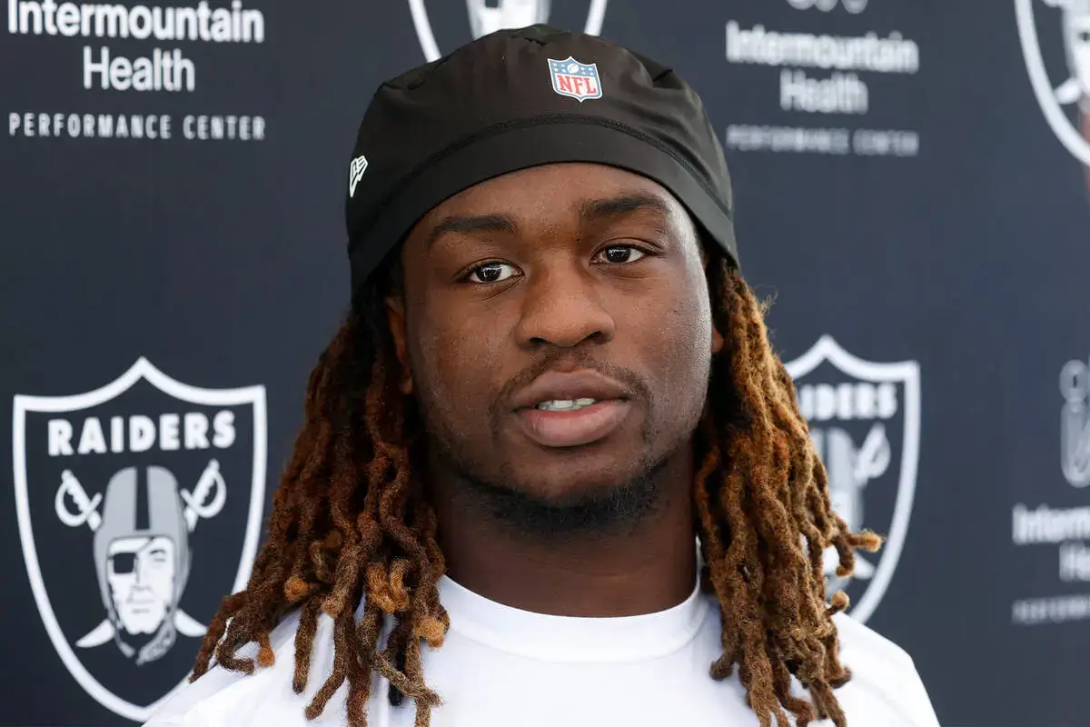 Ashton Jeanty fala com a imprensa após treino dos calouros dos Raiders. Crédito: Bizuayehu Tesfaye/Las Vegas Review-Journal.