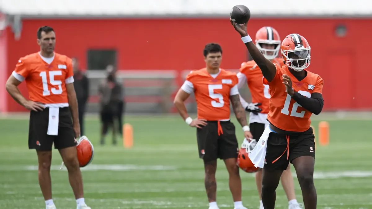 Shedeur Sanders lança um passe durante o minicamp dos Browns, observado por Joe Flacco, Dillon Gabriel e Kenny Pickett. Crédito: Ken Blaze-Imagn Images.
