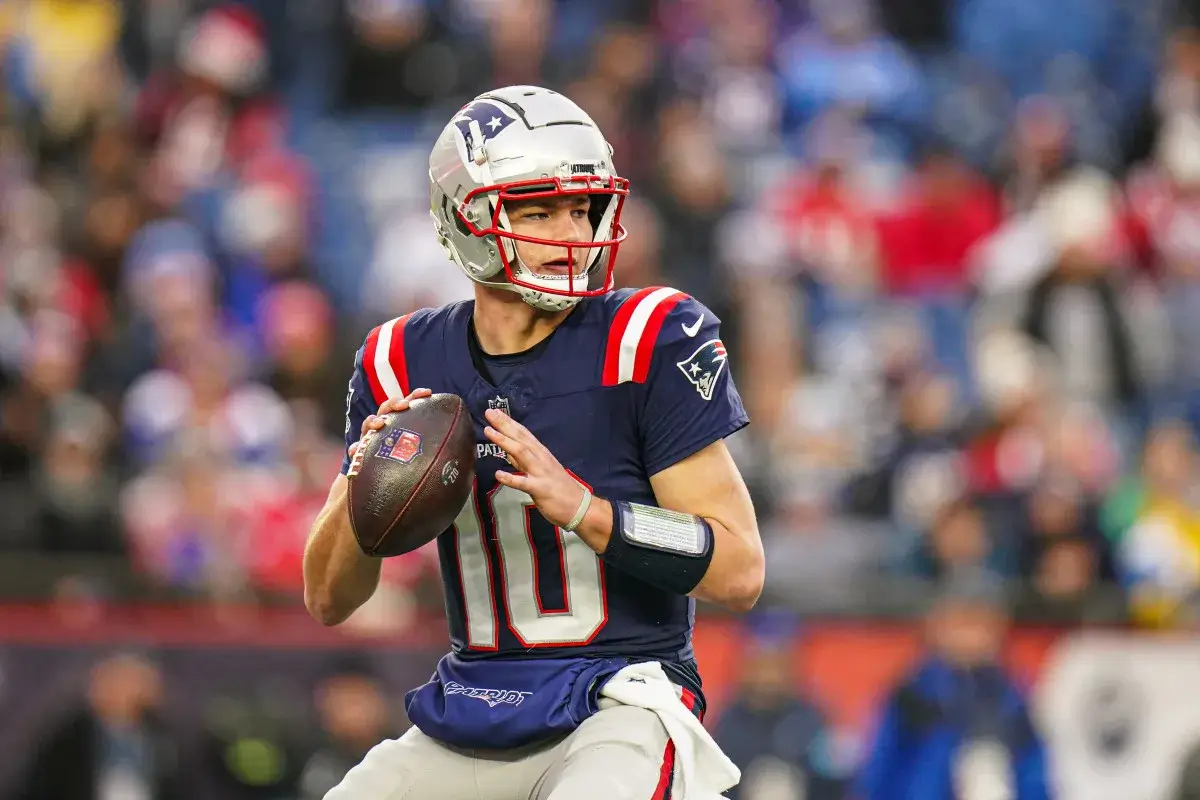 Quarterback do New England Patriots, Drake Maye se prepara para lançar um passe contra o Los Angeles Chargers. Crédito: David Butler II/Imagn Images