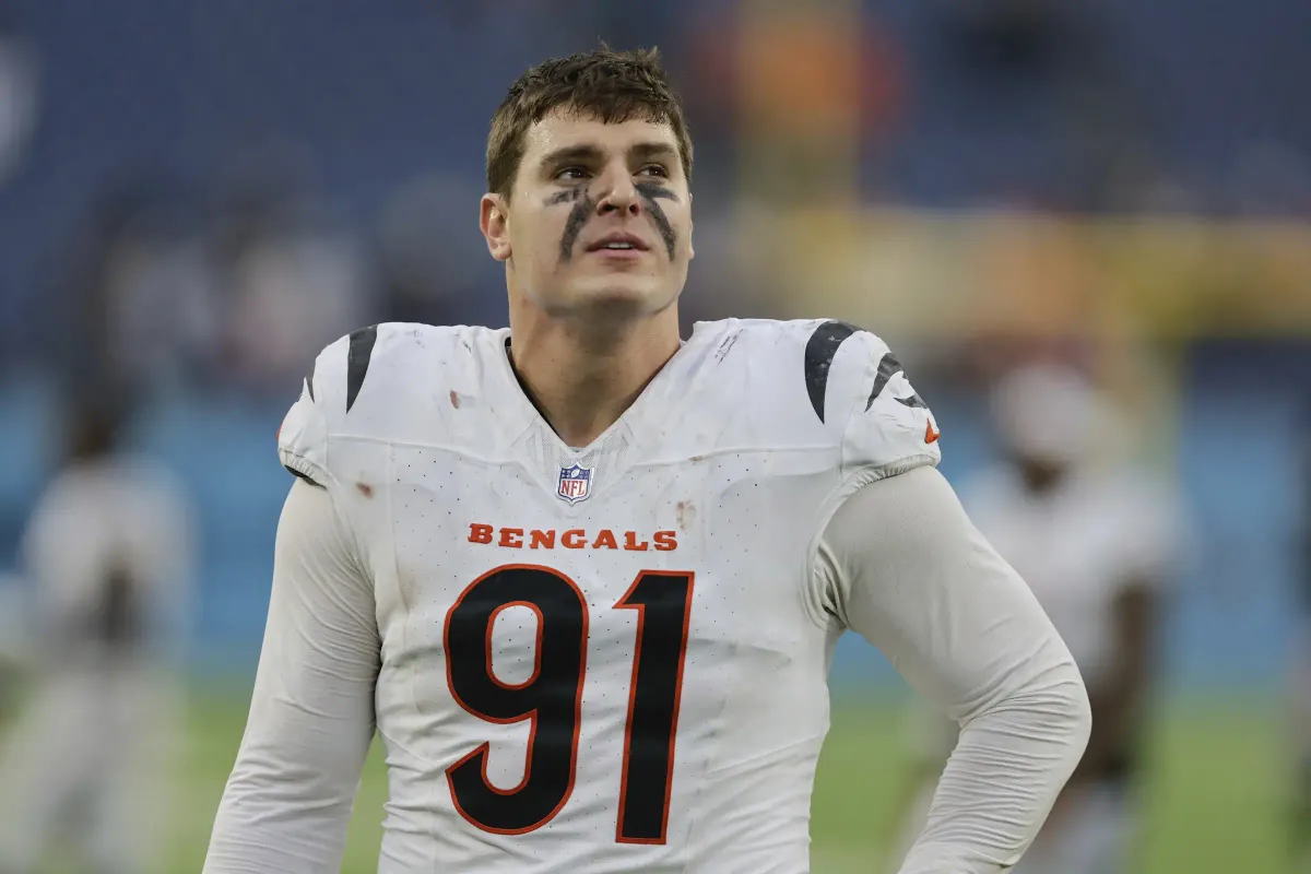 Trey Hendrickson deixa o campo após jogo contra os Titans em 2024. Foto: AP Photo