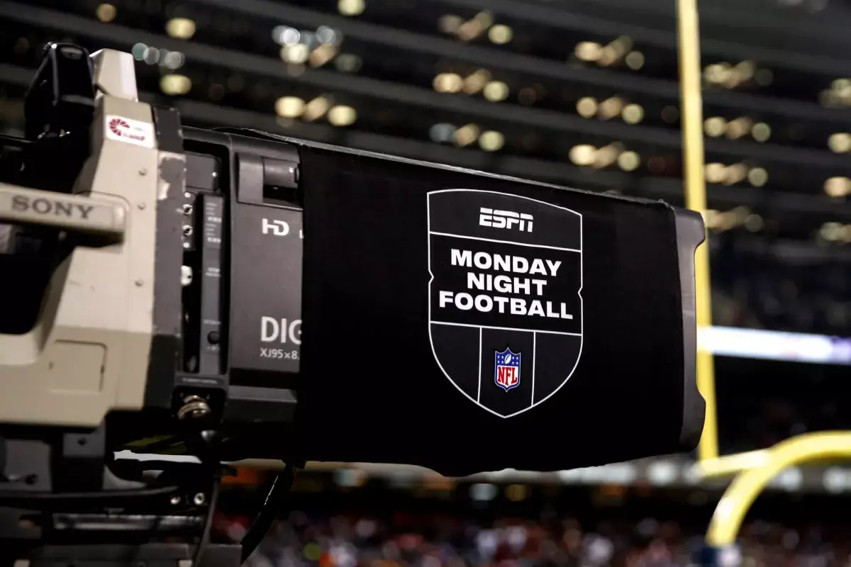 Câmera da ESPN transmite jogo do Monday Night Football. Crédito: Kamil Krzaczynski / AP