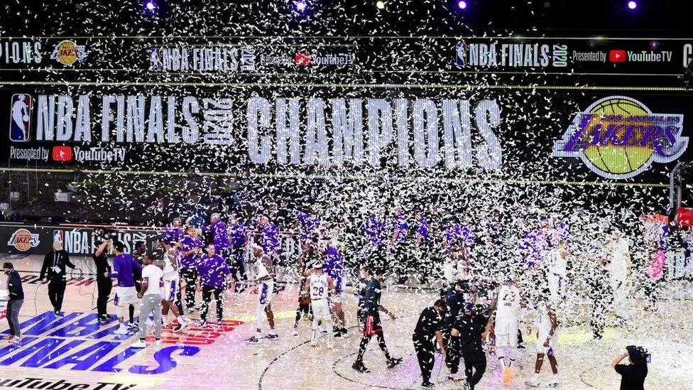 Lakers comemoram o título da NBA de 2020 após vitória sobre o Heat. Crédito: Getty Images Ask ChatGPT