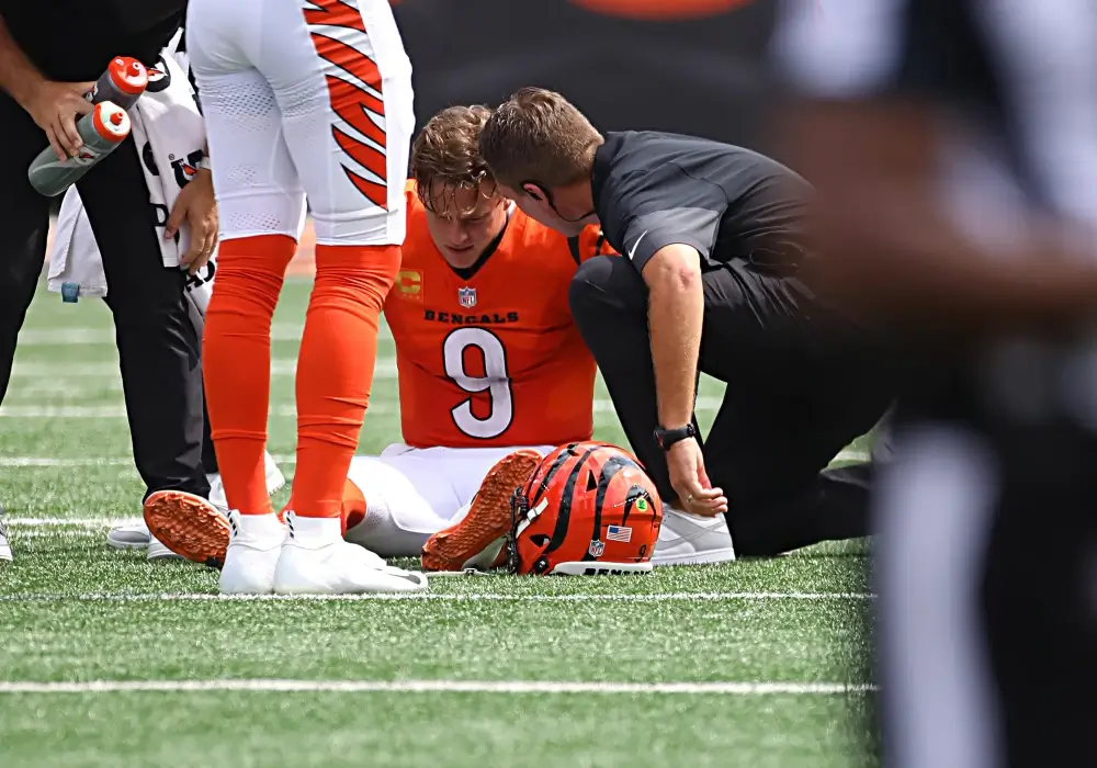 Joe Burrow se machuca durante jogo entre Bengals e Jaguars. / Jeff Moreland, Icon Sportswire via Getty Images