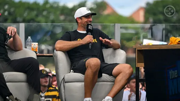 Aaron Rodgers durante entrevista no The Pat McAfee Show. Foto: Alysa Rubin/Pittsburgh Steelers          Ask ChatGPT