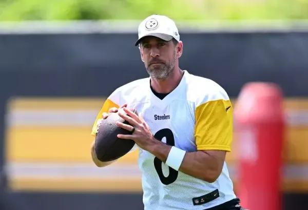 Aaron Rodgers observa o campo durante o minicamp dos Steelers, em junho de 2025. Crédito: Joe Sargent/Getty Images.