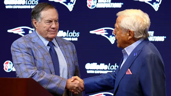 O técnico Bill Belichick cumprimenta o proprietário Robert Kraft durante coletiva de imprensa no Gillette Stadium, em 11 de janeiro de 2024, em Foxborough. Crédito: Maddie Meyer/Getty Images