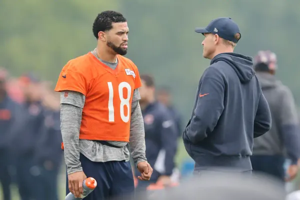 Caleb Williams conversa com o técnico Ben Johnson durante treino dos Bears. Foto: Michael Reaves/Getty Images.