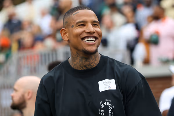 Darren Waller sorrindo após anunciar retorno à NFL com os Dolphins