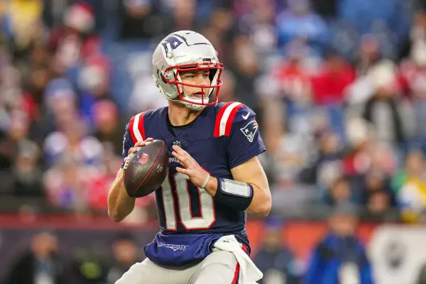 Quarterback do New England Patriots, Drake Maye se prepara para lançar um passe contra o Los Angeles Chargers. Crédito: David Butler II/Imagn Images