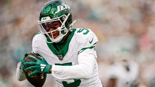 Garrett Wilson, wide receiver do New York Jets, segura a bola após uma recepção durante jogo da temporada 2024/25 da NFL.