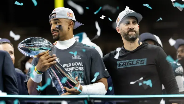 Quarterback Jalen Hurts e técnico Nick Sirianni, do Philadelphia Eagles, comemoram com o troféu Vince Lombardi após a conquista do Super Bowl. Foto: Mark J. Rebilas / Imagn Images