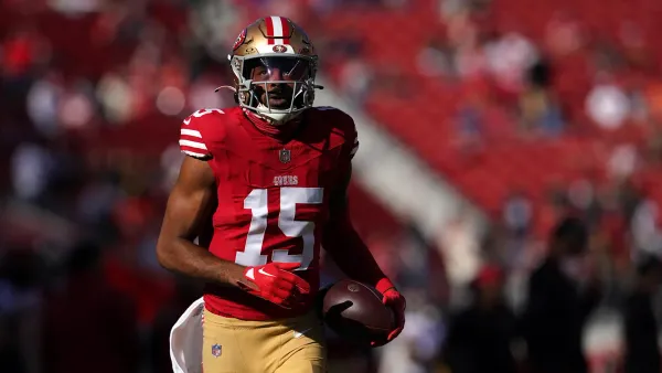Jauan Jennings, wide receiver do San Francisco 49ers, corre com a bola antes do jogo contra o Chicago Bears no Levi’s Stadium, em dezembro de 2024.