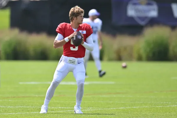 J.J. McCarthy participa do training camp dos Vikings em 2024, antes de se lesionar e perder a temporada de estreia. Crédito: USA TODAY Sports via Reuters Con.