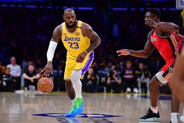 LeBron James em quadra pelos Lakers, em meio às especulações sobre seu futuro após renovar contrato para a temporada 2025