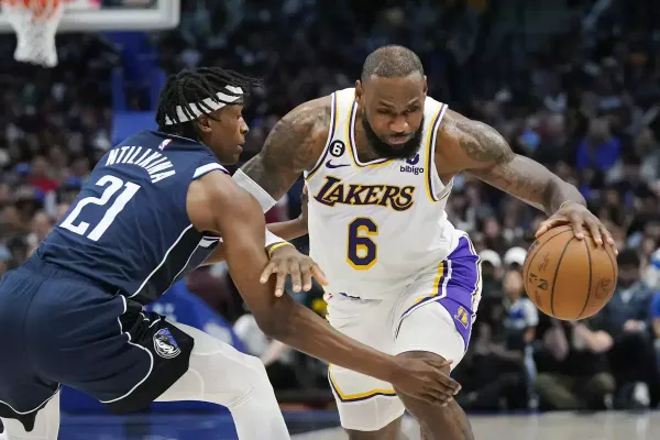 LeBron James, do Los Angeles Lakers, avança contra Frank Ntilikina, do Dallas Mavericks. Crédito: LM Otero / Associated Press.