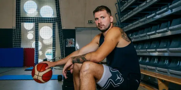 Luka Doncic posa para a capa de agosto da revista Men's Health • Reprodução/X @MensHealthMag