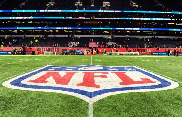 Logo da NFL no gramado do Tottenham Hotspur Stadium, em Londres, antes da partida entre Carolina Panthers e Tampa Bay Buccaneers, em 13 de outubro de 2019.