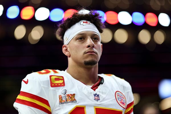 Patrick Mahomes com expressão concentrada durante o Super Bowl LIX contra os Eagles