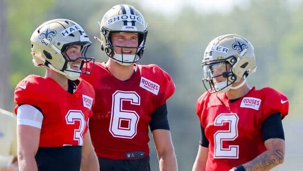 Jake Haener, Tyler Shough e Spencer Rattler disputam espaço no training camp dos Saints. Foto: Derick E. Hingle/Getty Images