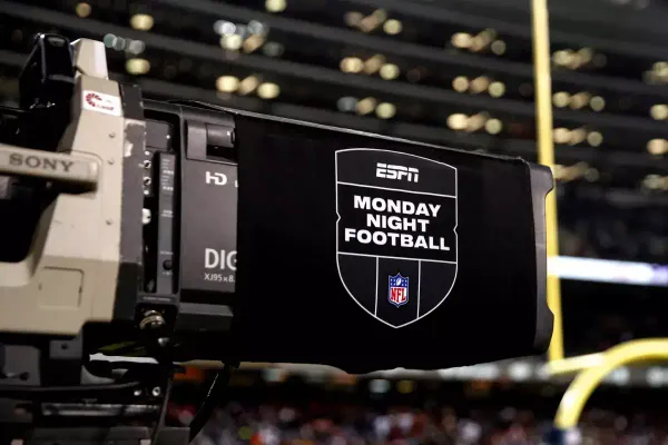 Câmera da ESPN transmite jogo do Monday Night Football. Crédito: Kamil Krzaczynski / AP