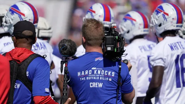 Equipe da série Hard Knocks acompanha o treino dos Bills. Crédito: Tina MacIntyre-Yee / Democrat and Chronicle / USA TODAY NETWORK via Imagn Images