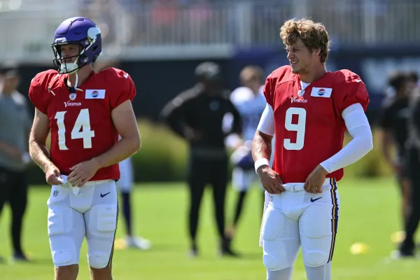 J.J. McCarthy e Sam Darnold durante treino do Vikings em 2024. Crédito: Jeffrey Becker-USA TODAY Sports