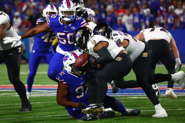 Derrick Henry sofre fumble decisivo no último quarto contra os Bills. Crédito: AP Photo/Jeffrey T. Barnes