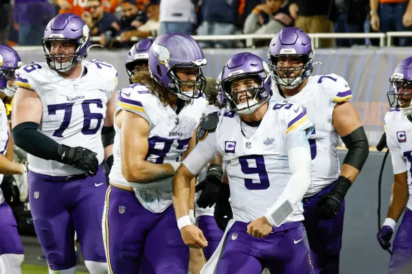 J.J. McCarthy comemora touchdown na vitória dos Vikings contra os Bears. Crédito: AP Photo/Kamil Krzaczynski