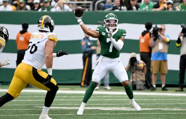 Justin Fields em destaque na vitória dos Jets contra os Steelers. Crédito: Bill Kostroun/New York Post.
